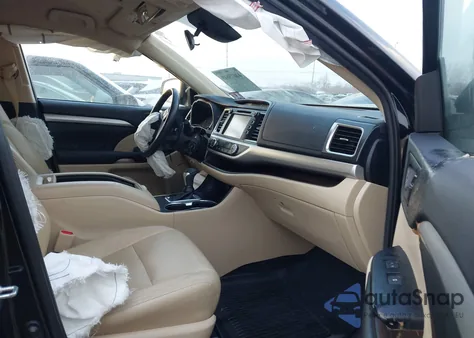 2019 Toyota Highlander Le Plus z USA, uszkodzony, nr VIN 5TDBZRFH2KS701395